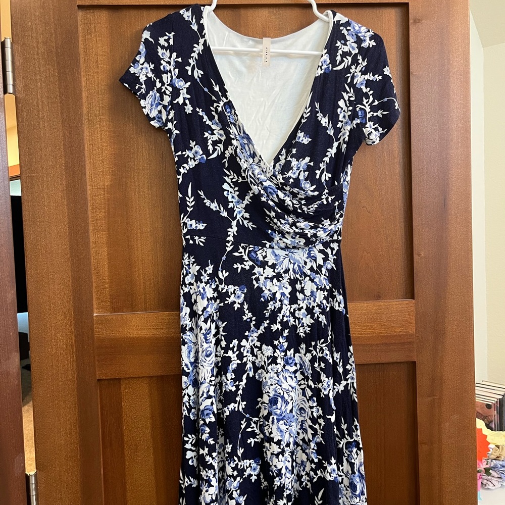 Small/Medium Blue Floral V-Neck Wrap Style Top Gilli Dress